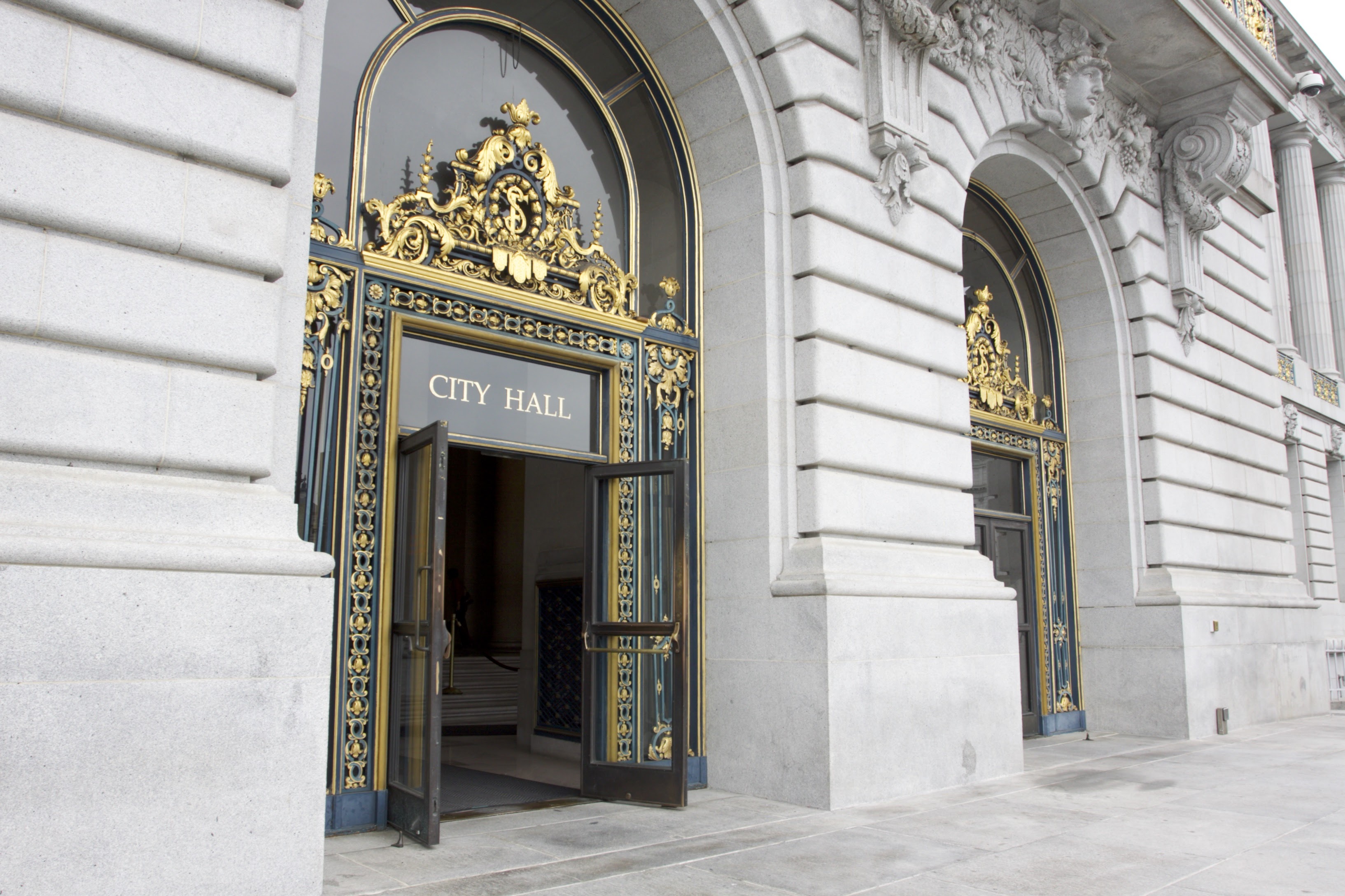 舊金山市政廳的大門是最經典的婚紗場景之一。